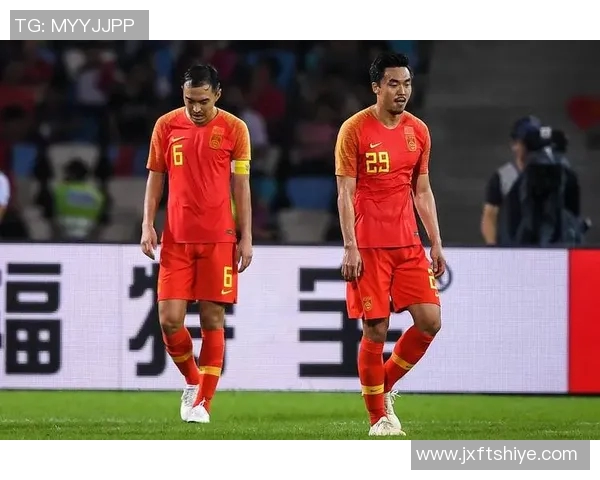 足球巨星家庭温馨合影展现亲情与荣耀团结的力量 足球巨星家庭温馨合影展现亲情与荣耀团结的力量