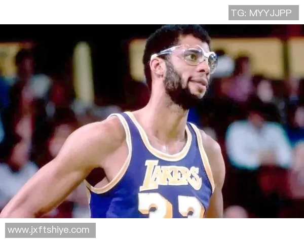 33号球衣传奇:那些穿上33号球衣的足球巨星与他们的精彩瞬间 33号球衣传奇:那些穿上33号球衣的足球巨星与他们的精彩瞬间