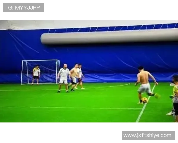 足球场上群星璀璨合影瞬间展现球场传奇人物风采